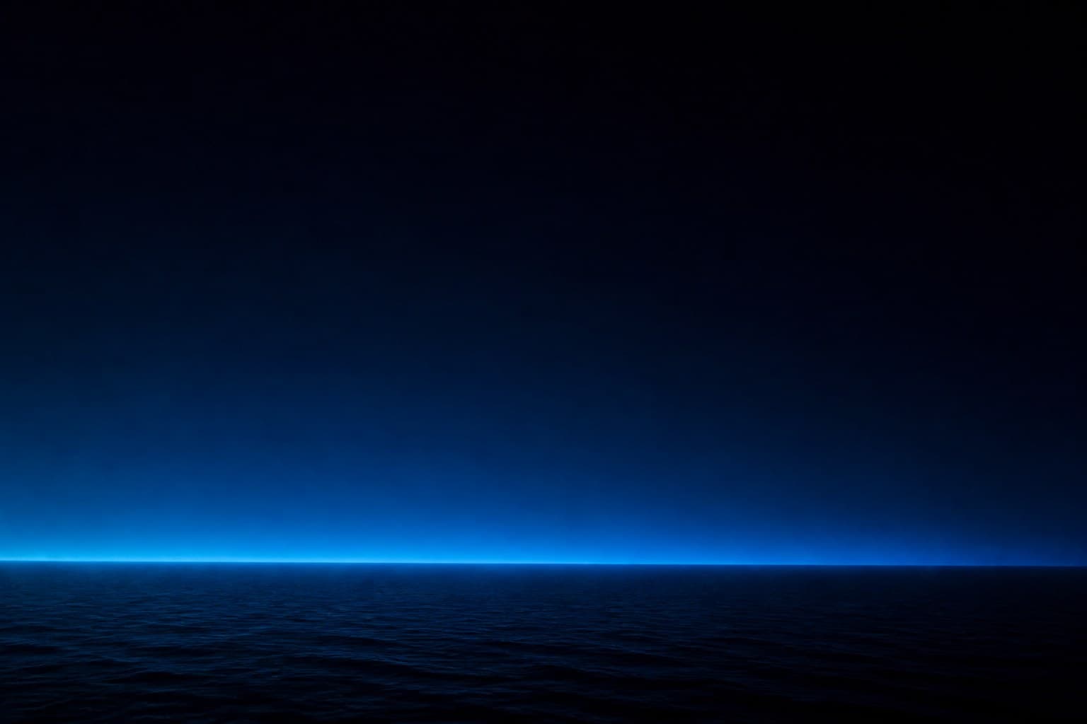 Mar al anochecer con una línea de horizonte azul
